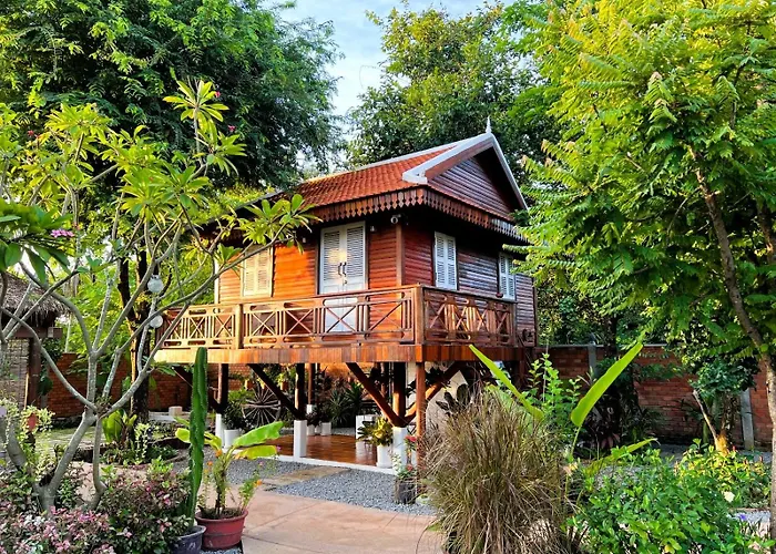 Moon & Shama - Vegan Homestay